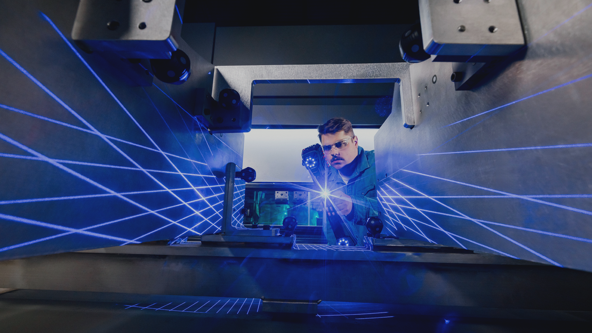 Technician scanning gripper HandySCAN MAX