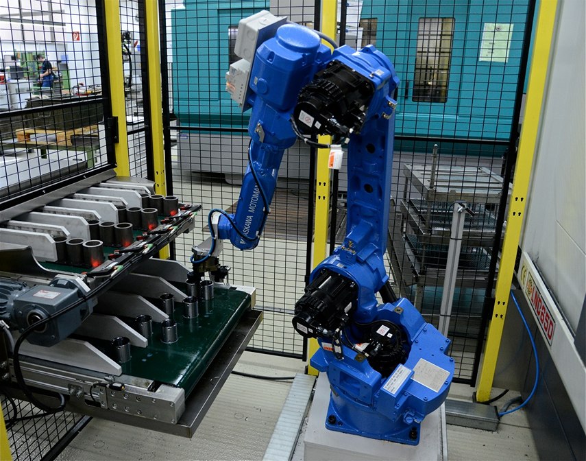Blauer Yaskawa Roboter
