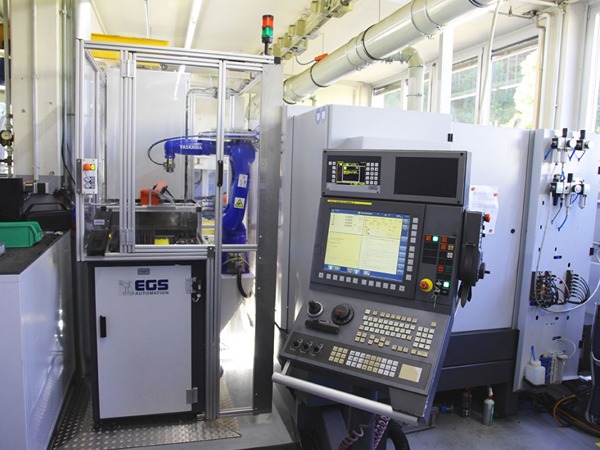 Automation einer Schleifmaschine