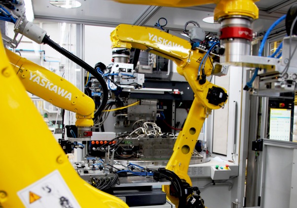 Spritzgussautomation in fünffacher Ausführung mit gelben Yaskawa Robotern