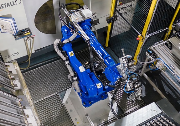 Roboterzelle mit blauem Yaskawa Roboter