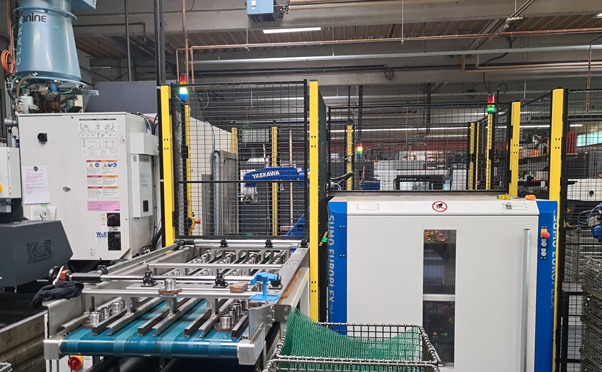 Kleinserienfertigung Automatisierung mit bleuem Yaskawa Roboter