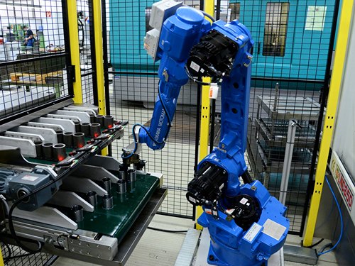 YASKAWA Industrieroboter bei einem Rüstvorgang