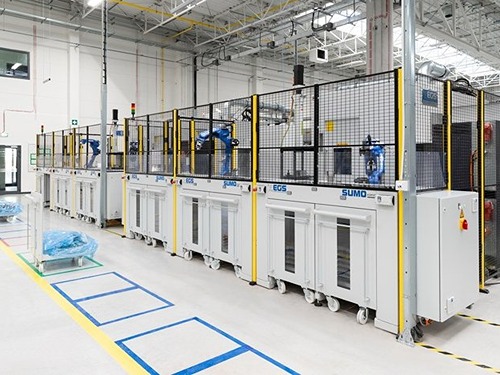 Mehrer Roboter in Automationszellen und Werkstückträgerlogistik bei Palettiersystemen und Traystaplern