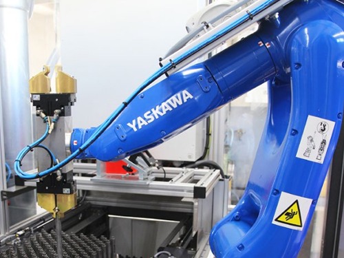 Blauer YASKAWA Roboter in der Prodkution | EGS Automation