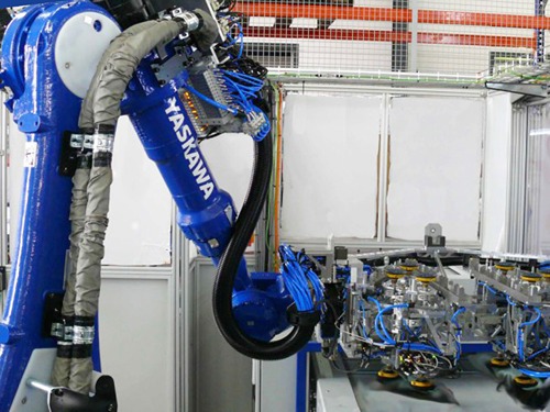 YASKWAW Industrieroboter bei der Glasumspritzung