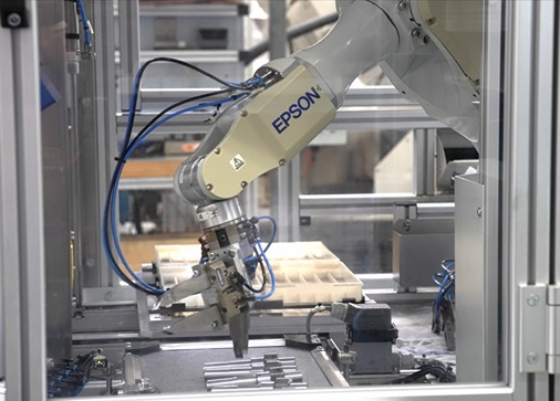 weißer Espon Roboter in einer Produktion in einer Roboterzelle von EGS Automation