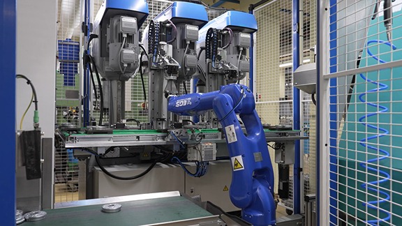 Flexible Werkstückzuführung mit Industrieroboter mit Yaskawa-Roboter