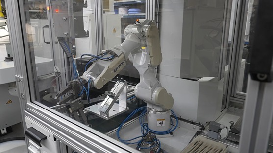 Flexible Werkstückzuführung mit Industrieroboter (Epson Industrieroboter)