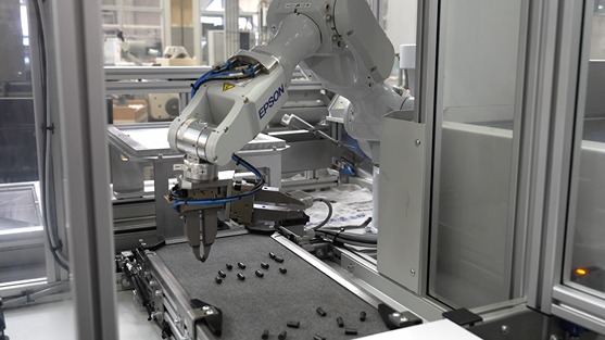 Epson Roboter in weiß erledigt eine Aufgabe in der Produktion