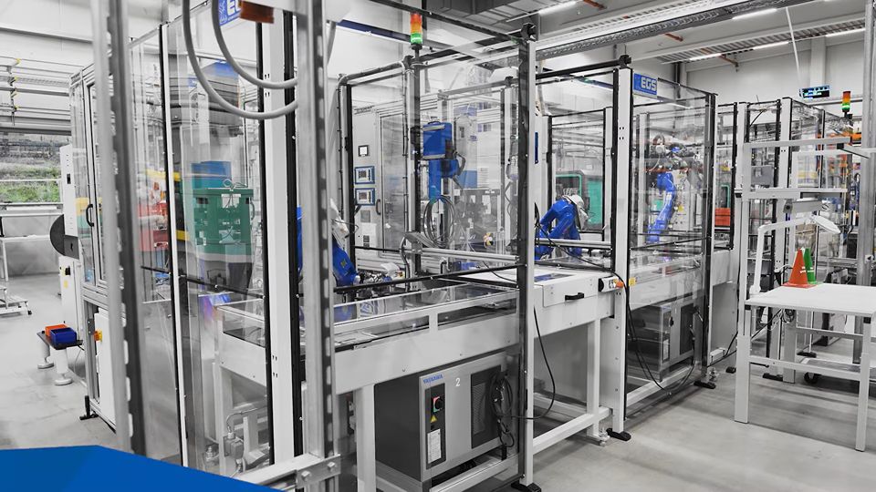 viele Roboterarme produzieren Stecker