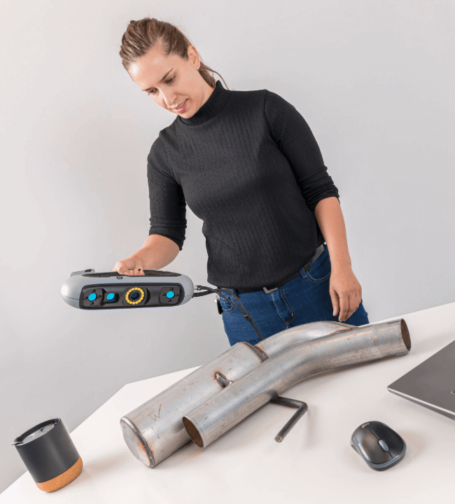 Professional using HP DesignScan 3D Scanner to 3D scan an object for digital modeling and reverse engineering